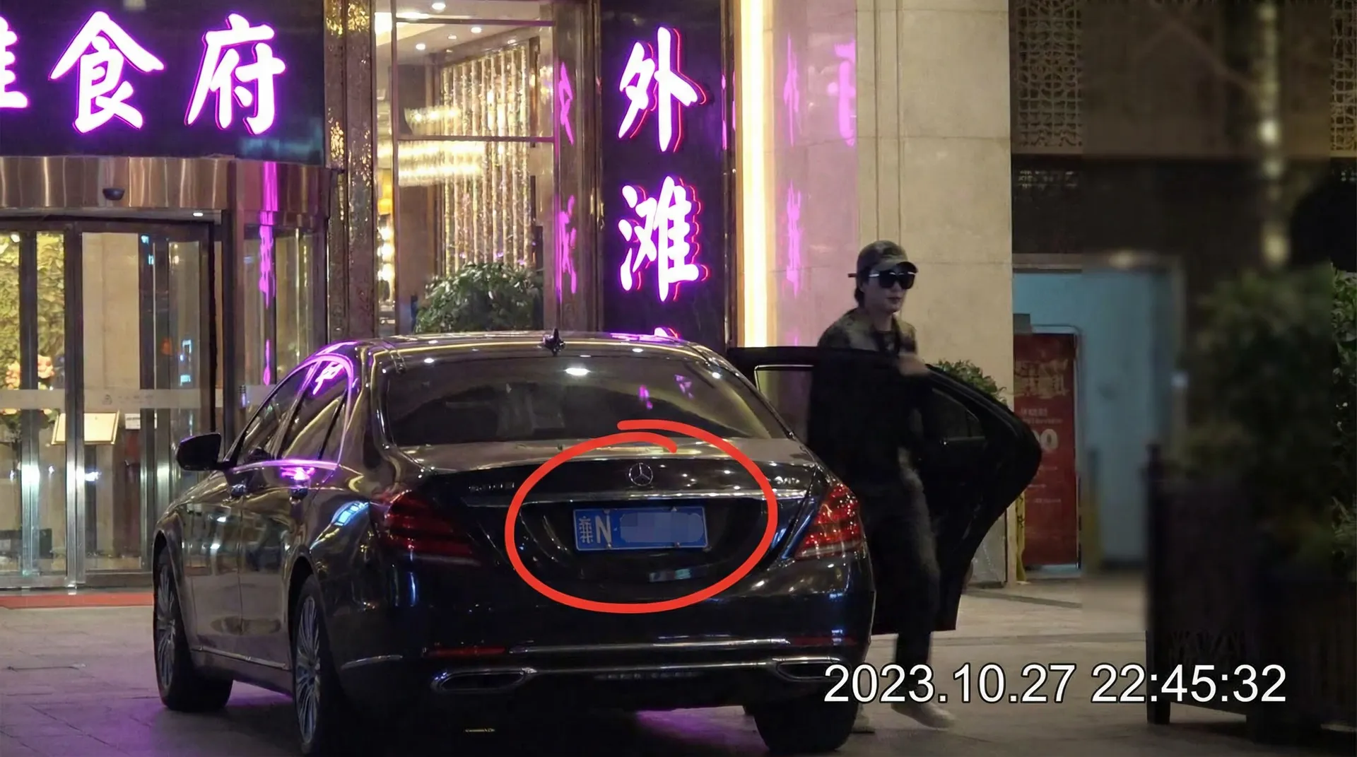羊上树玩法痛苦吗 - 某明星深夜现身高档餐厅被拍